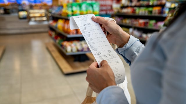 cbsn-fusion-analyzing-consumer-spending-amid-high-inflation-thumbnail-1230795-640x360.jpg 